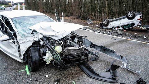 Bei einem Unfall bei Rinzenberg im Kreis Birkenfeld ist eine Frau ums Leben gekommen, zwei weitere Menschen in den Autos wurden verletzt.