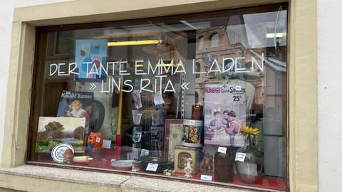 Das Schaufenster des Trierer Tante Emma Ladens "Uns Rita" im Maarviertel (Foto: SWR)