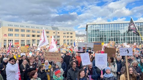 In Trier versammelten sich auf dem Viehmarktplatz viele Menschen, um gegen Rechtsextremismus zu demonstrieren.