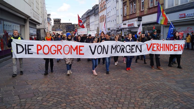 In der Trierer Innenstadt zogen am Sonntag viele Menschen in einem Protestzug durch die Innenstadt. Auf einem Banner war etwa zu lesen "Die Pogrome von Morgen verhindern". 