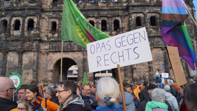 In Trier versammelten sich vor der Porta Nigra viele Menschen, um gegen Rechtsextremismus zu demonstrieren.