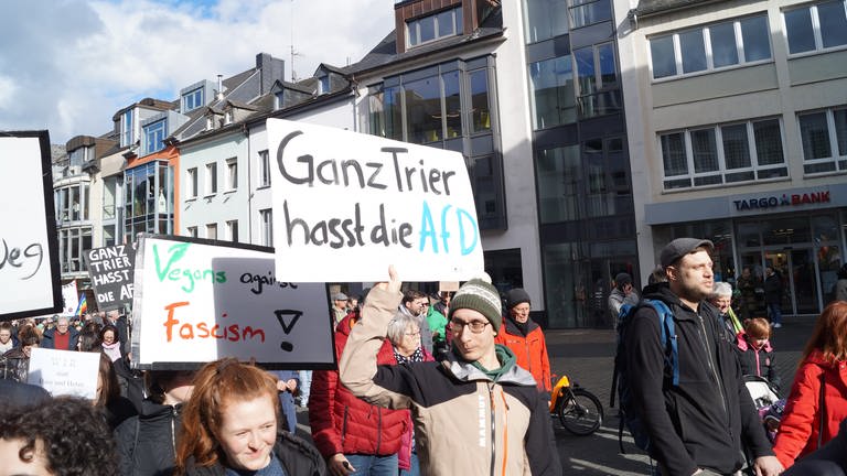 In Trier versammelten sich viele Menschen, um gegen Rechtsextremismus zu demonstrieren.
