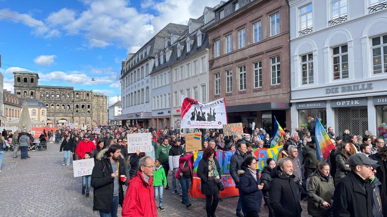 In Trier versammelten sich viele Menschen, um gegen Rechtsextremismus zu demonstrieren.