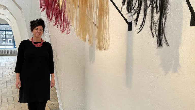 Die Künstlerin Daniela Kurella in der Ausstellung "Summer Woman" in der Tuchfabrik Trier