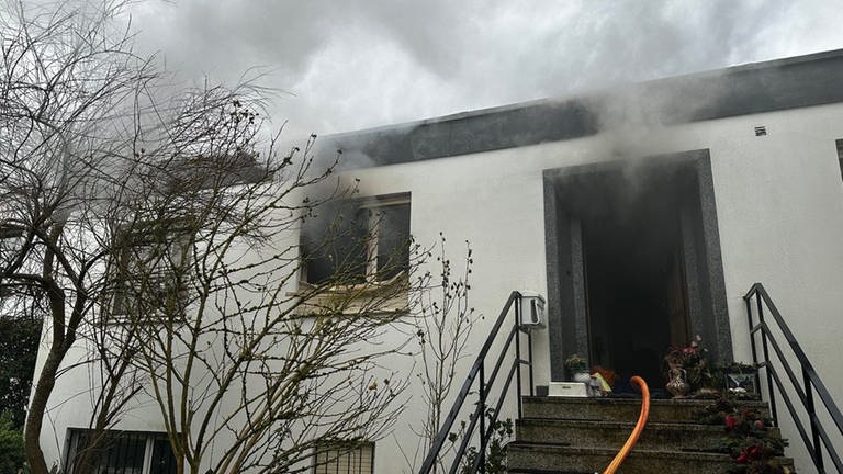 Aus einem Einfamilienhaus in Trier dringt Raucht - Eine Frau ist bei dem Brand schwer verletzt worden