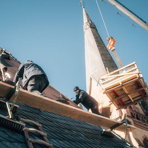 Vier Tage auf dem Dach arbeiten und dann ein langes Wochenende: So läuft es bei einem Dachdeckerbetrieb aus Erden.  (Foto: Berg Dach und Schiefer)