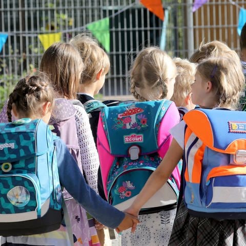 Die Kindernothilfe des Deutschen Kinderhilfswerks findet jedes Jahr Sponsoren, die Schulranzen für Erstklässler spenden. (Foto: picture alliance/dpa | Bernd Wüstneck)