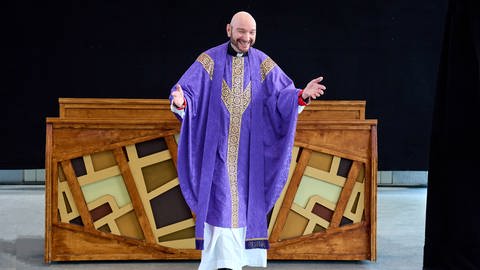 Schauspieler, Sänger und Moderator Ralph Morgenstern steht dieses Jahr als Monsignore O'Hara in "Sister Act" auf der Bühne der Theaterfestspiele Vulkaneifel.
