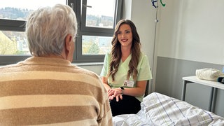 Grüne Damen und Herren im Brüderkrankenhaus Trier