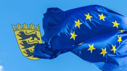 Eine wehende Europaflagge und ein Baden-Württemberg Wappen (Foto: Getty Images, Getty Images)