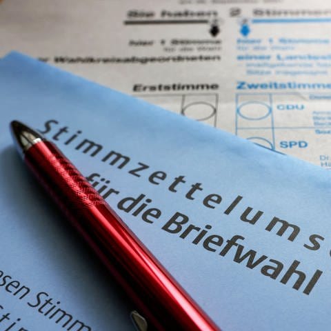 Bundestagswahl 2021: Ein Stimmzettel und ein Umschlag für die Briefwahl liegen auf einem Tisch.