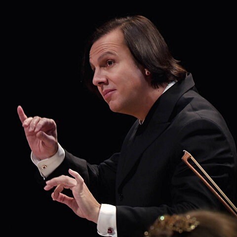 Teodor Currentzis dirigiert (Foto: SWR)