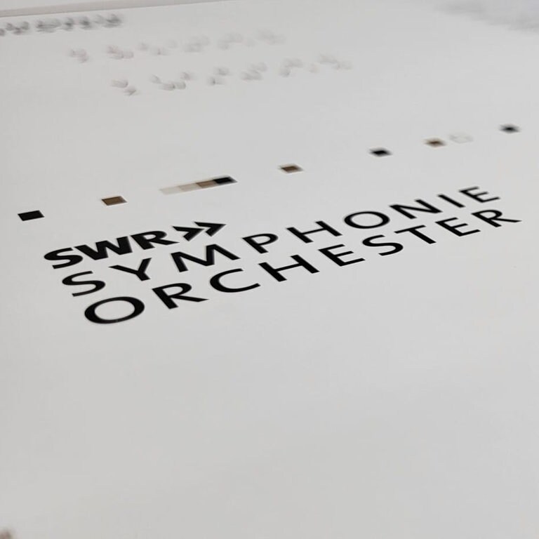 Titelseite der Saisonbroschüre 20232024 des SWR Symphonieorchesters (Foto: SWR)