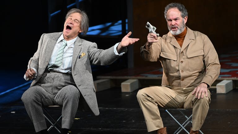 (v.l.) Simon Keenlyside (Ford) und Gerald Finley (Sir John Falstaff) während der Fotoprobe zur Oper „Falstaff“ von Giuseppe Verdi am Dienstag, 8. August 2023. 