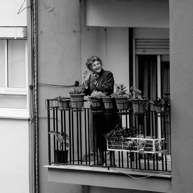 Zwei Frauen auf zwei Balkonen