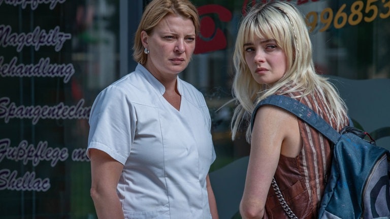 Szene aus der ARD-Serie „Marzahn Mon Amour“ (Foto: ard-foto s1, © ARD Degeto Fim/UFA Fiction GmbH/Oliver Vaccaro) Szene aus der ARD-Serie „Marzahn Mon Amour“