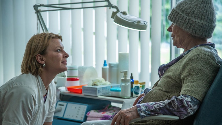Szene aus der ARD-Serie „Marzahn Mon Amour“ (Foto: ard-foto s1, © ARD Degeto Fim/UFA Fiction GmbH/Oliver Vaccaro) Szene aus der ARD-Serie „Marzahn Mon Amour“