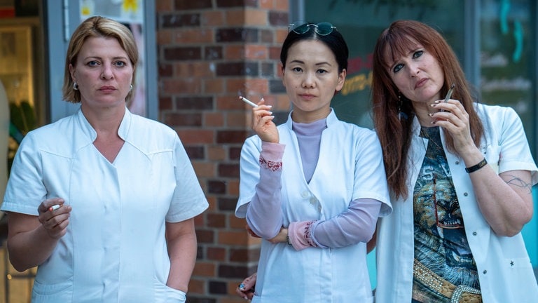 Szene aus der ARD-Serie „Marzahn Mon Amour“ (Foto: ard-foto s1, © ARD Degeto Fim/UFA Fiction GmbH/Oliver Vaccaro) Szene aus der ARD-Serie „Marzahn Mon Amour“
