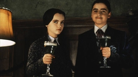 Christina Riccis als sarkastisch, emotionslose Wednesday Addams (Foto: IMAGO, IMAGO / EntertainmentPictures) Christina Riccis als sarkastisch, emotionslose Wednesday Addams