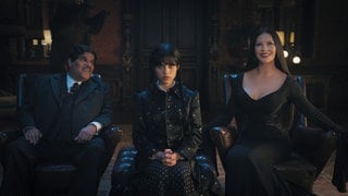 Luis Guzman, Jenna Ortega, Catherine Zeta-Jones in der Netflix-Serie "Wednesday" 