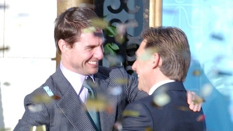Tom Cruise lächelt und Umarmt David Miscavige, den Scientology-Führer, bei der Eröffnung einer Kirche in Madrid im September 2004. (Foto: picture-alliance / Reportdienste, picture alliance / AP Photo | PAUL WHITE) Tom Cruise lächelt und Umarmt David Miscavige, den Scientology-Führer, bei der Eröffnung einer Kirche in Madrid im September 2004.