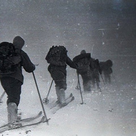 Eine Gruppe Skiwanderer in den 50er Jahren verschwindet im Schneegestöber