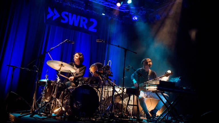 Die Band Tomaga mit Valentina Magaletti am Schlagzeug und Tom Relleen am E-Bass beim Auftritt im E-Werk Freiburg 2020 (Foto: SWR, Marc Doradzillo)