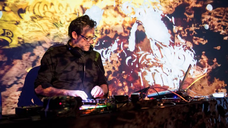 Achim Vogel Muranyi als DJ beim Art's Birthday 2020 im E-Werk Freiburg (Foto: SWR, Marc Doradzillo)