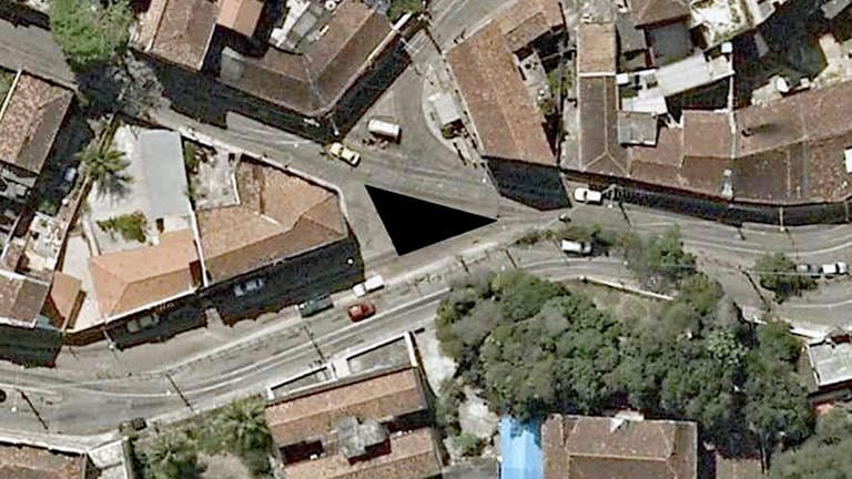 Luftaufnahme Largo dos Guimarães, Rio de Janeiro, mit eingezeichnetem schwarzen Dreieck