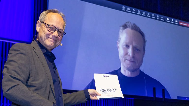 Kai Gniffke, Intendant des SWR, überreicht per Videoschalte die Urkunde an den Karl-Sczuka-Preisträger 2023 Martin Brandlmayr