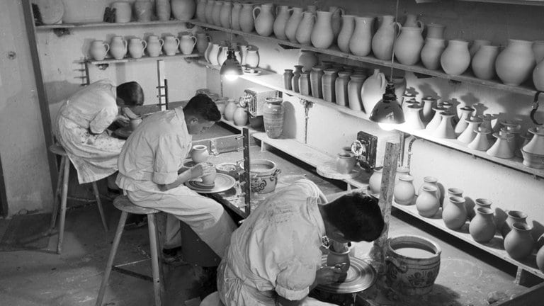 Fachschule für Keramik in Höhr-Grenzhausen Schüler der Fachschule für Keramik bei der Arbeit an den Töpferscheiben in den Arbeitsateliers, Höhr-Grenzhausen, Deutschland 1930er Jahre. (Foto: IMAGO, IMAGO/United Archives/Henning Nolte) Fachschule für Keramik in Höhr-Grenzhausen Schüler der Fachschule für Keramik bei der Arbeit an den Töpferscheiben in den Arbeitsateliers, Höhr-Grenzhausen, Deutschland 1930er Jahre.