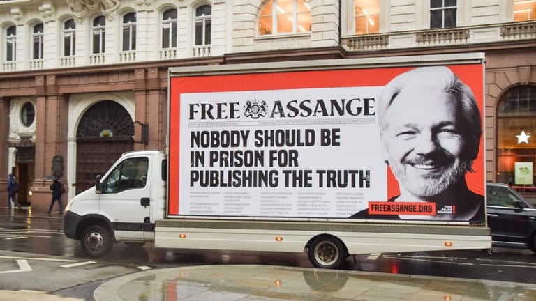 Transporter mit einem Plakat Pro-Assange 