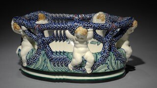 Bunte Obstschale aus Keramik von Wilhelm Süs mit kleinen Putten