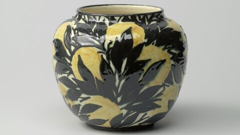 Schwarz-gelb bemalte Vase mit Zitronen und Zitronenblättern aus den 1920-er Jahren (Foto: IMAGO, Artokoloro) Schwarz-gelb bemalte Vase mit Zitronen und Zitronenblättern aus den 1920-er Jahren