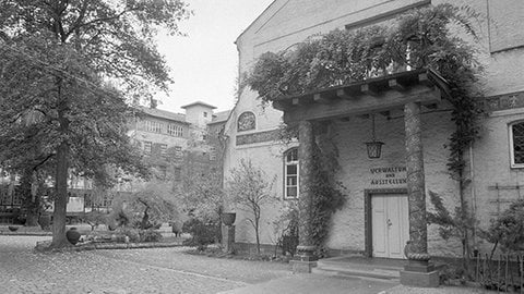 Schwarz-weiß-Foto vom Verwaltungsgebäude. (Foto: Stadtarchiv Karlsruhe 8/BA Schlesiger A34/128/3/25) Schwarz-weiß-Foto vom Verwaltungsgebäude.