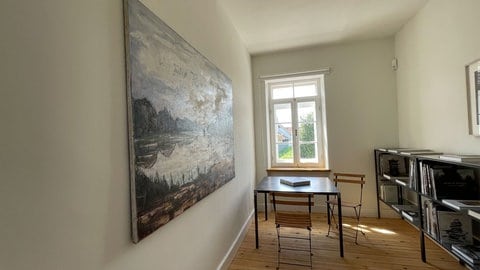 Das ehemalige Schulhaus wurde 1875 erbaut und nach dem Umzug der Schule 1936 in Lehrerwohnungen umgewandelt (Foto: SWR, Helen Roth) Das ehemalige Schulhaus wurde 1875 erbaut und nach dem Umzug der Schule 1936 in Lehrerwohnungen umgewandelt