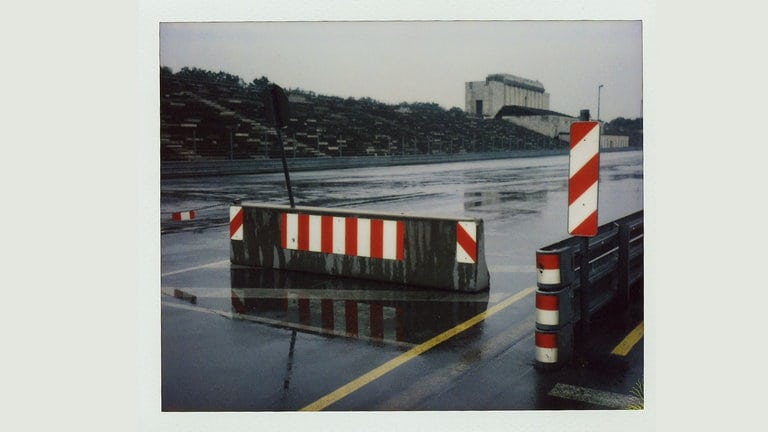 Thomas Schadt: Reste vom Schäuferle, Polaroids, 2004 (Foto: © Thomas Schadt) Thomas Schadt: Reste vom Schäuferle, Polaroids, 2004