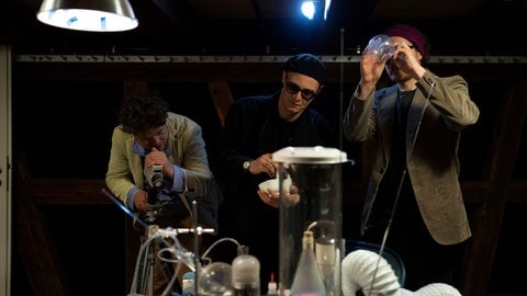 Das Künstlerkollektiv Francis Karat: Benjamin Breitkopf, Johannes Bauer und Frank Bierlein vor ihrer Installation im Deutschen Fleischermuseum in Böblingen (Foto: Ozlem Yavuz) Das Künstlerkollektiv Francis Karat: Benjamin Breitkopf, Johannes Bauer und Frank Bierlein vor ihrer Installation im Deutschen Fleischermuseum in Böblingen