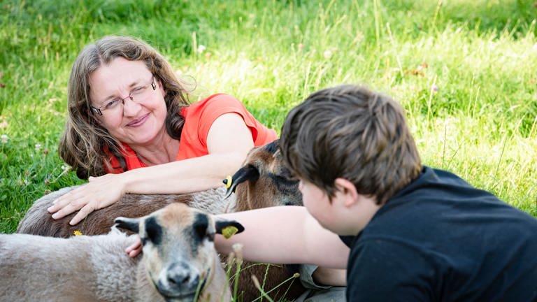 Andrea Göhring mit Kind und Therapie-Schaf