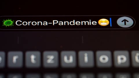 "Corona-Pandemie" steht auf dem Display eines Mobiltelefons.