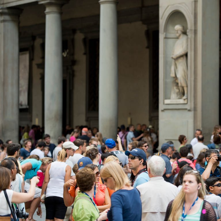 Touristen stehen vor den Uffizien, Florenz 22.07.2014 (Foto: picture-alliance / Reportdienste, picture alliance / photothek | Michael Gottschalk)