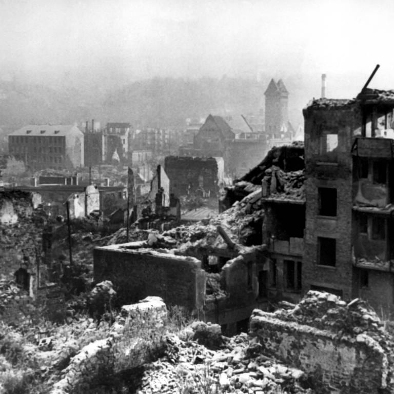 Blick auf das zerstörte Pforzheim (Baden-Württemberg) nach dem Ende des Zweiten Weltkriegs 1945