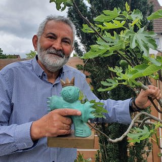Minas Ioannidis mit seinen „kleinen Schätzen“: Feigenbaum und „Kleiner König“ (Foto: Pressestelle, Minas Ioannidis)