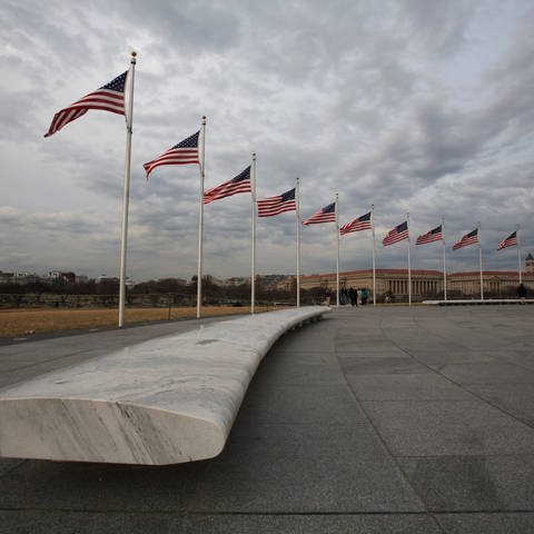 Um einen leeren Platz herum wehen amerikanische Flaggen (Foto: IMAGO, imago images / blickwinkel)