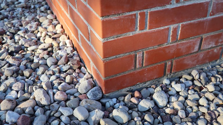 New paving stones along at the corner of the bricks house. Symbolfoto