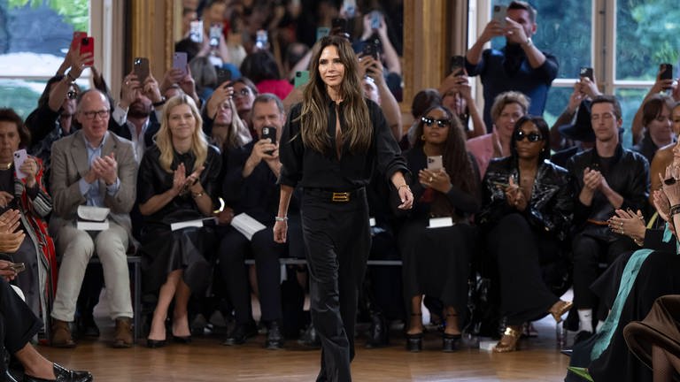 Victoria Beckham hat sich noch einmal neu erfunden: 2023 ist sie als Modeschöpferin restlos in der Fashionwelt angekommen  (Foto: IMAGO, IMAGO/i Images)