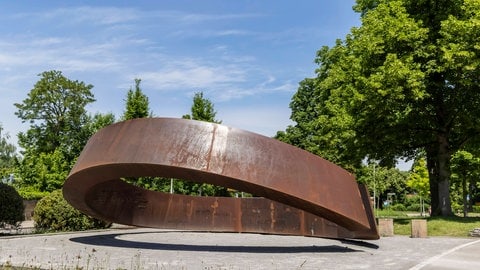 Denkmal für die Opfer des Amoklaufs an einer Schule in Winnenden (Foto: IMAGO, IMAGO / Arnulf Hettrich) Denkmal für die Opfer des Amoklaufs an einer Schule in Winnenden