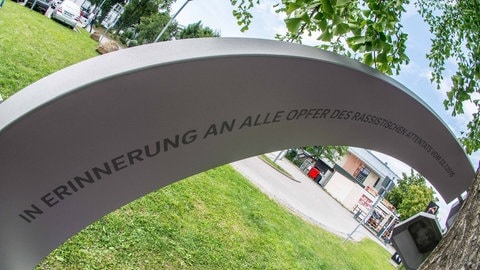 Denkmal am Olympia Einkaufszentrum München für die Opfer des rassistischen Anschlags mit angepassten Schriftzug (Foto: IMAGO, IMAGO / ZUMA Wire) Denkmal am Olympia Einkaufszentrum München für die Opfer des rassistischen Anschlags mit angepassten Schriftzug