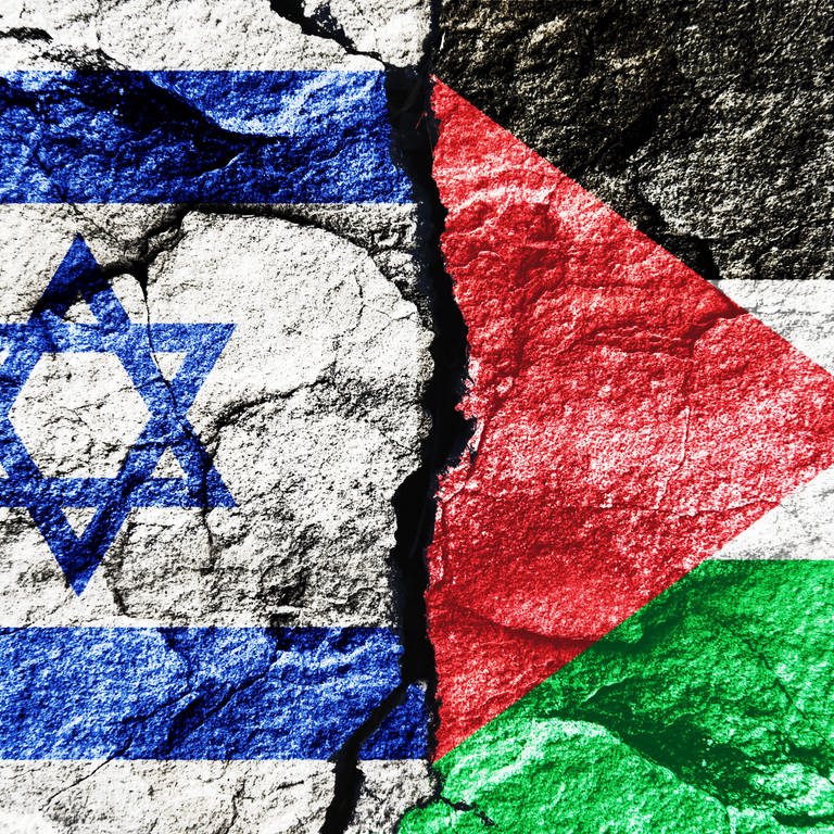 Fahnen von Israel und Palästina mit Riss (Foto: picture-alliance / Reportdienste, picture alliance / CHROMORANGE | Christian Ohde)