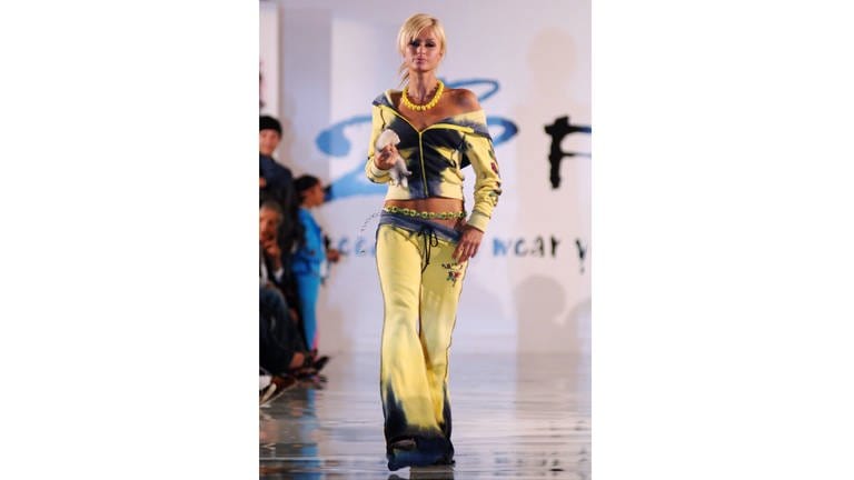 Paris Hilton präsentiert Mode anlässlich der 2 B FREE SPRING 2006 COLLECTION in Hollywood